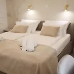 De Clave Luxury Apartment