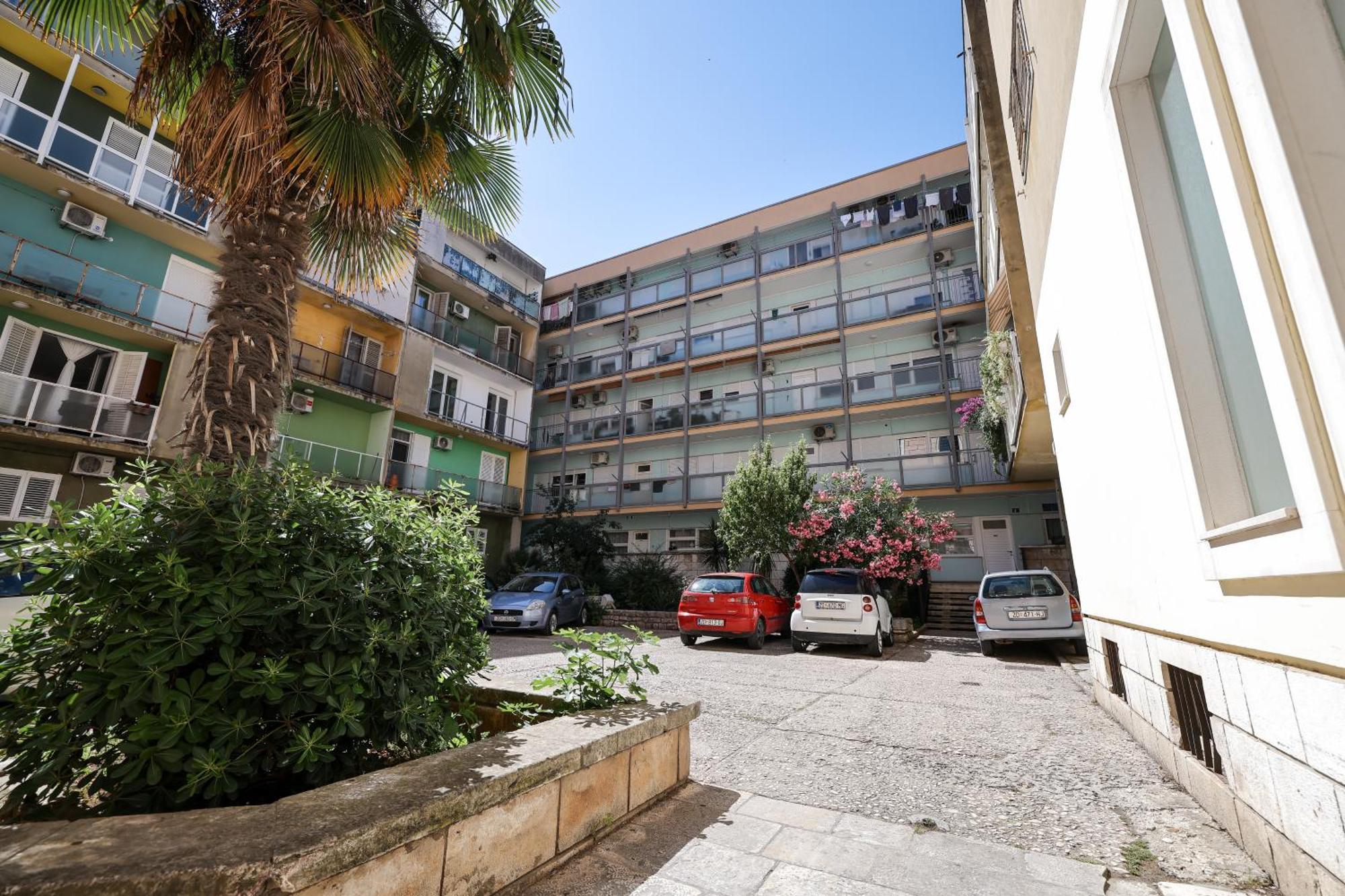 De Clave Luxury Apartment